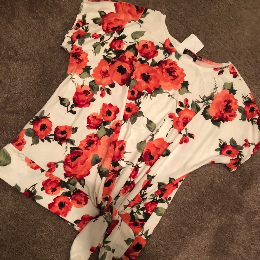 ❤️🤍Rose Printed Front Tie Top❤️🤍